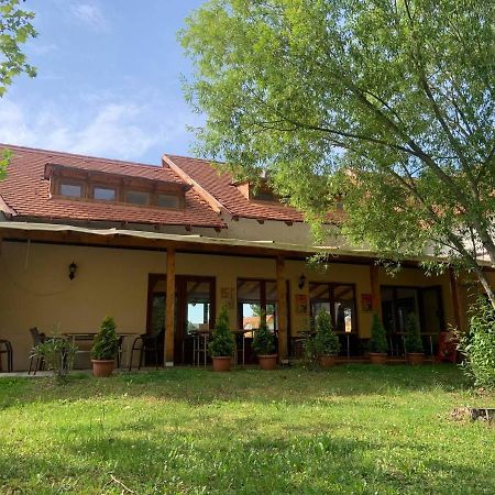 Szitakoeto Panzio Balatonfůzfő Buitenkant foto